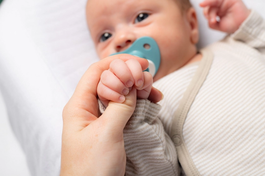 l'uso di un pacifier da parte di un bambino