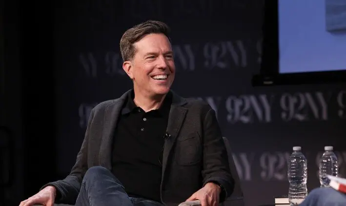 2025'te Ed Helms'in dişleri