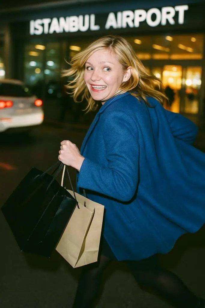 kirsten dunts à l'aéroport d'Istanbul