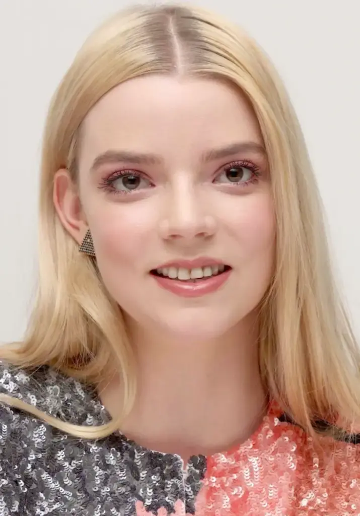 i denti di anya taylor nel 2010
