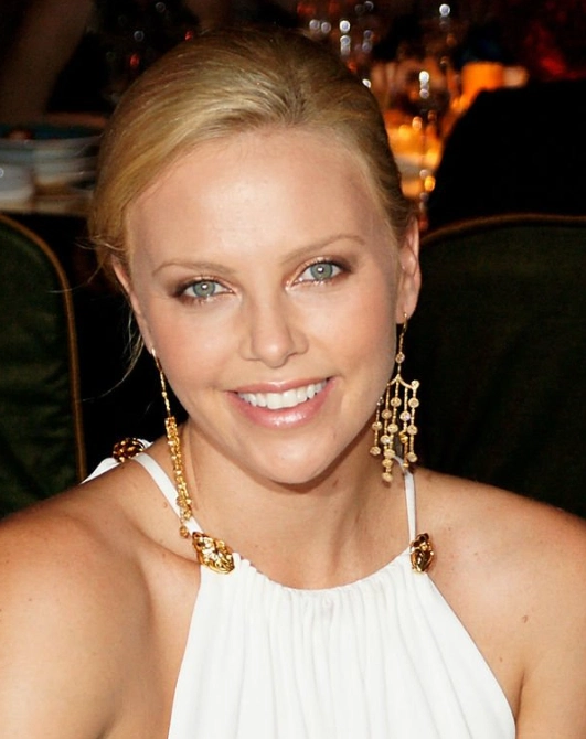 Charlize Therons Zähne in 2008