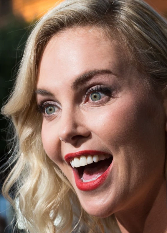 Charlize Therons Zähne in 2017