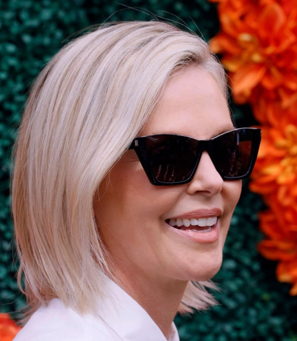 Charlize Therons Zähne in 2022
