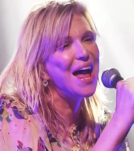 courtney love teeth in 2025