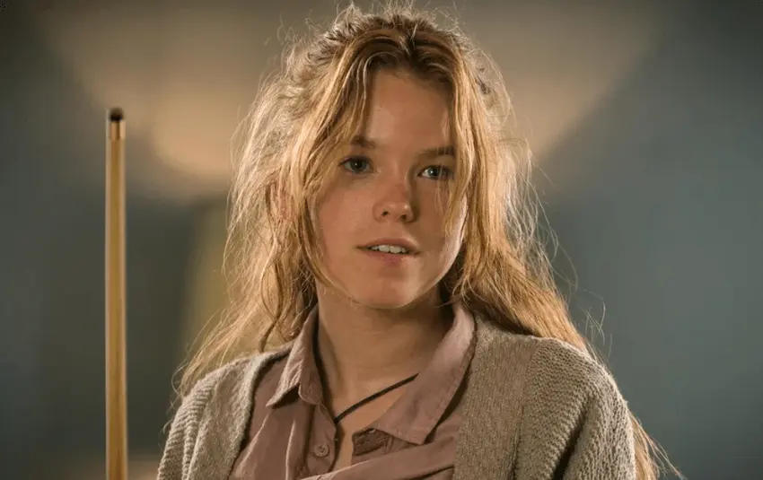 τα δόντια της Milly Alcock το 2000