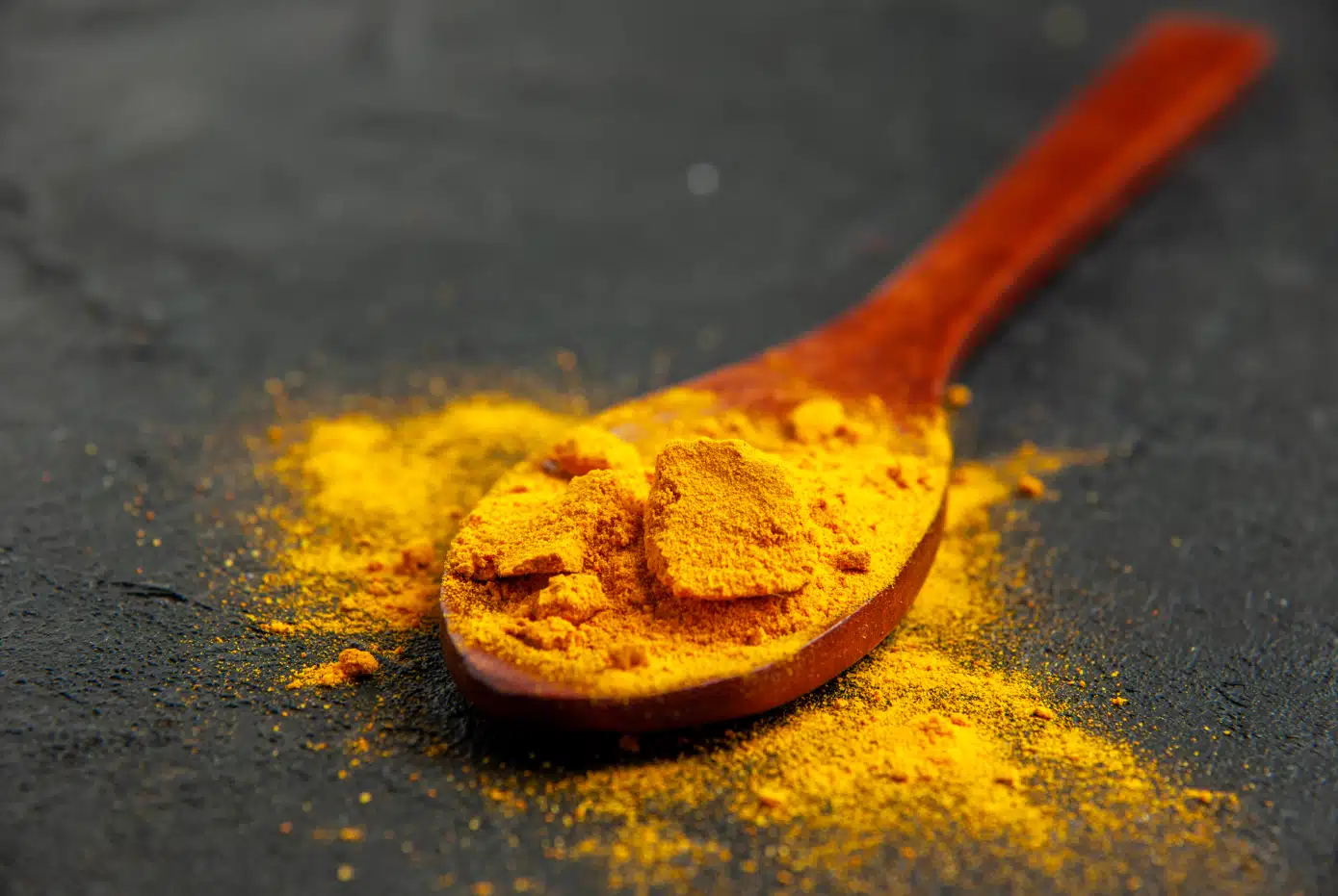 can turmeric stain your teeth