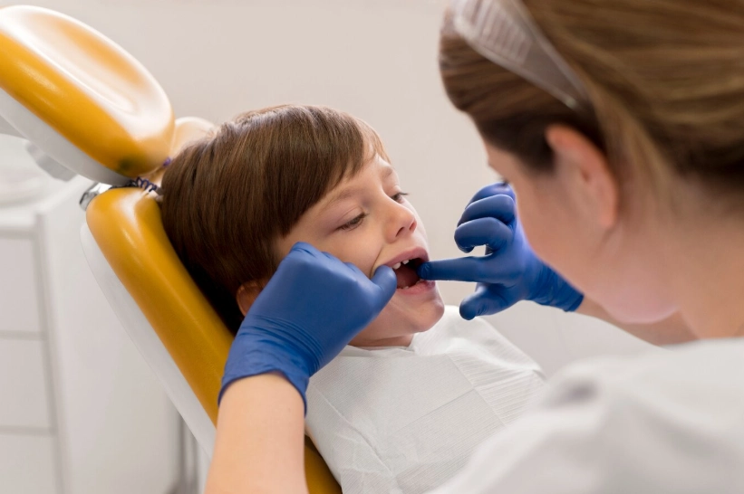 pulizia dentale dei denti di un bambino