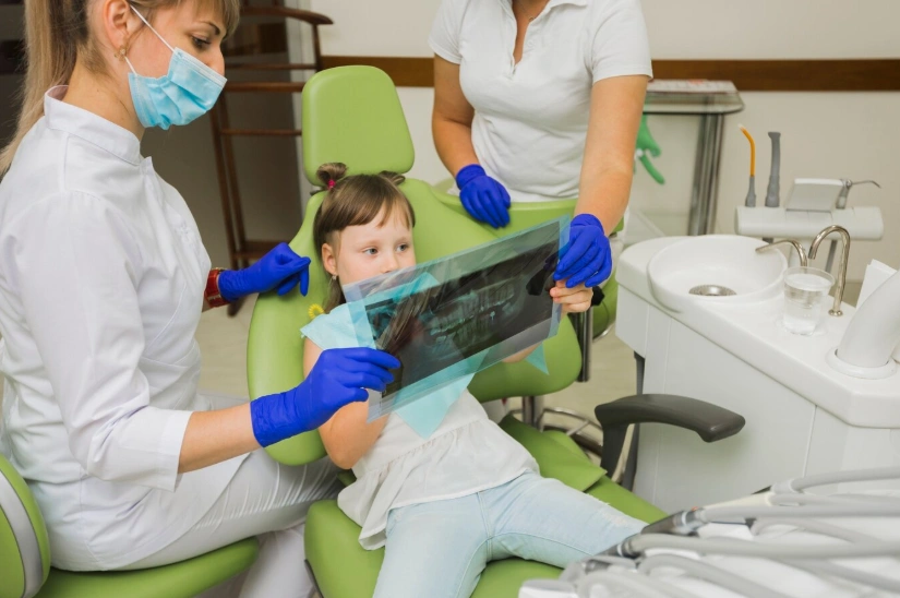 dentista e paziente ragazza che guarda radiografia