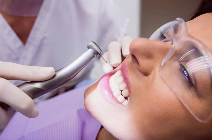 dentiste examinant une patiente