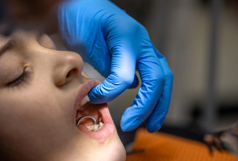 ragazza nell'ufficio del dentista