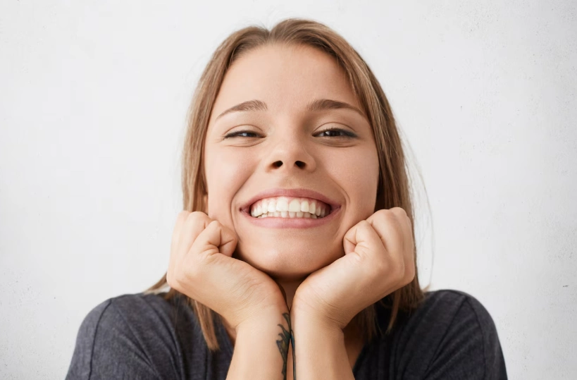 jeune femme heureuse montrant ses dents de devant