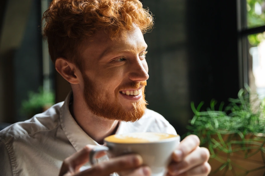 come possono caffè e tè scolorire i tuoi denti