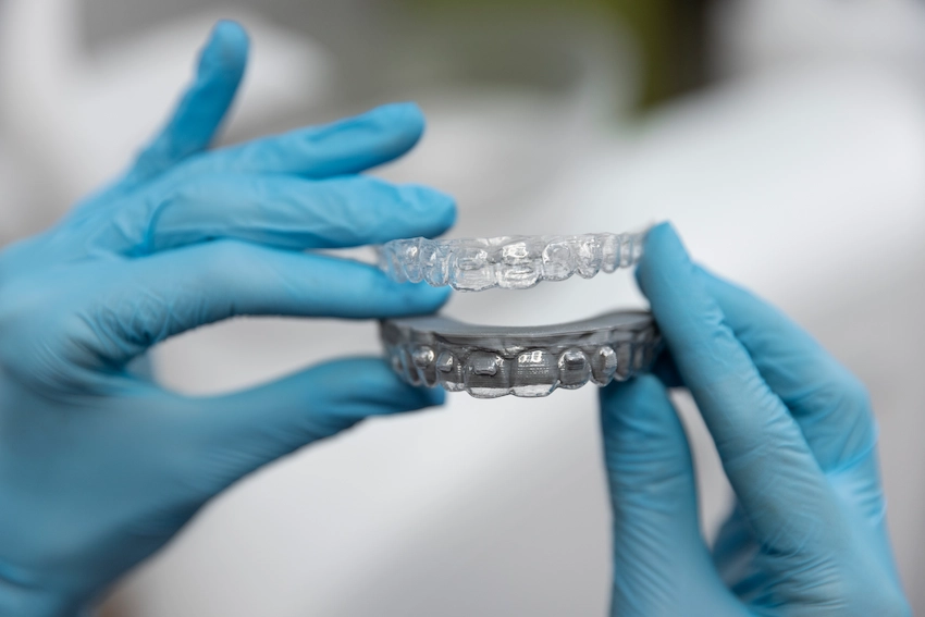 come possono essere raddrizzati i denti storti