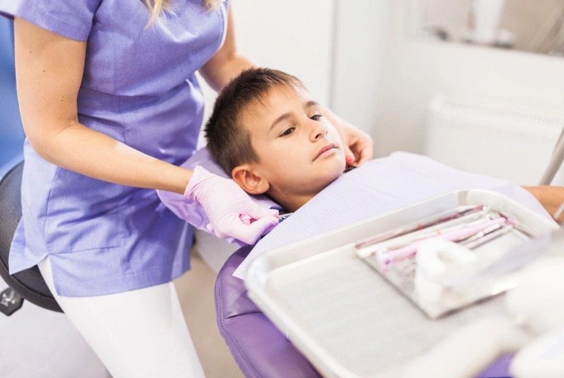 bambino piccolo dal dentista