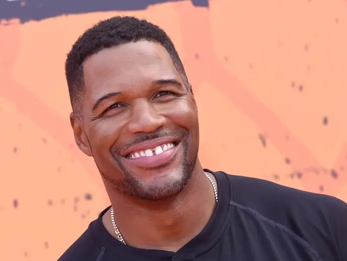 michael strahan con un espacio dental