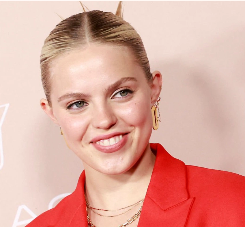 renee rapp teeth in 2022