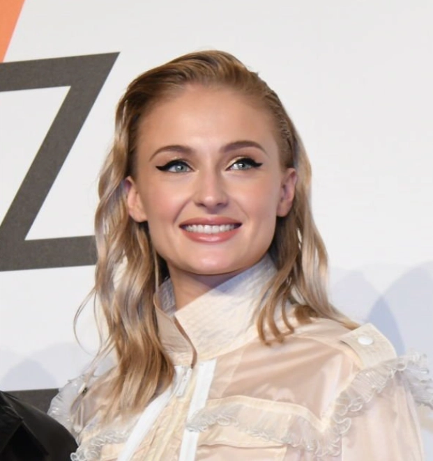 sophie turner 2018'deki dişleri