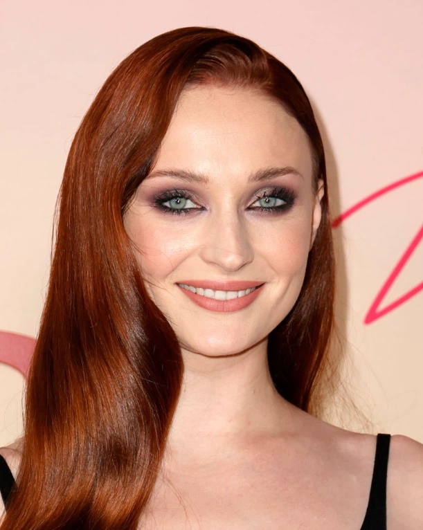 sophie turner 2022'deki dişleri