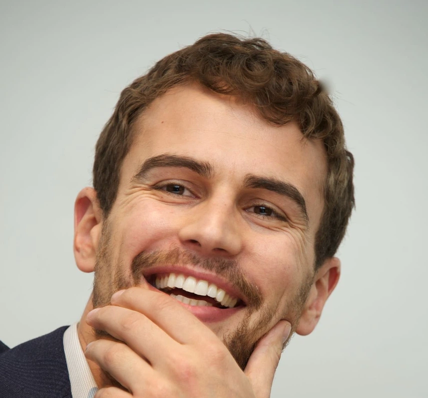 les dents de theo james en 2015