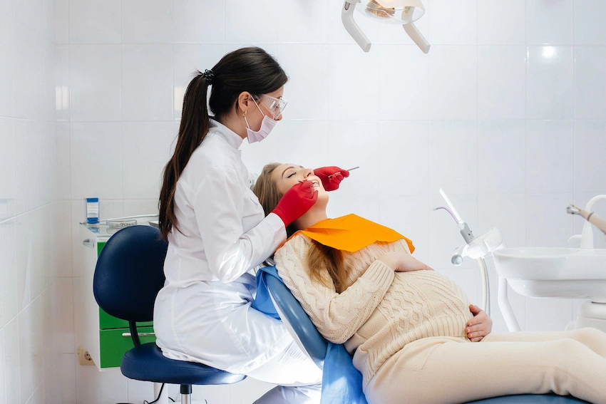 por qué son arriesgados los implantes dentales durante el embarazo