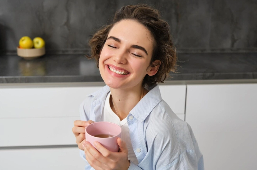 Frau trinkt Kaffee