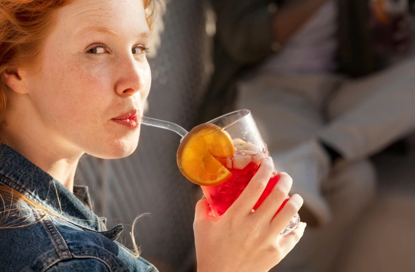 Frau trinkt Soda