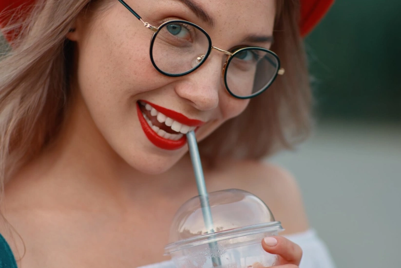 Frau bei einem Drink