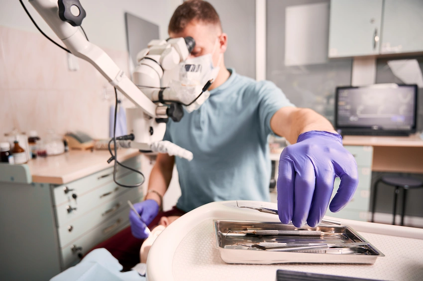 comment se déroule le traitement de canal sous microscope
