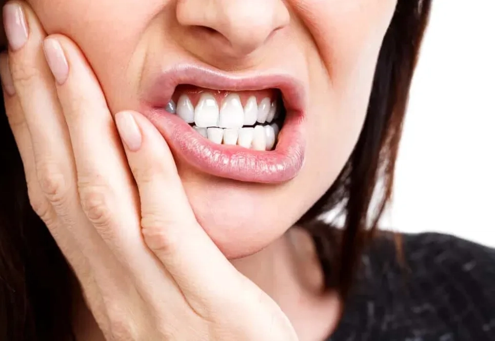 come alleviare la sensibilità gengivale