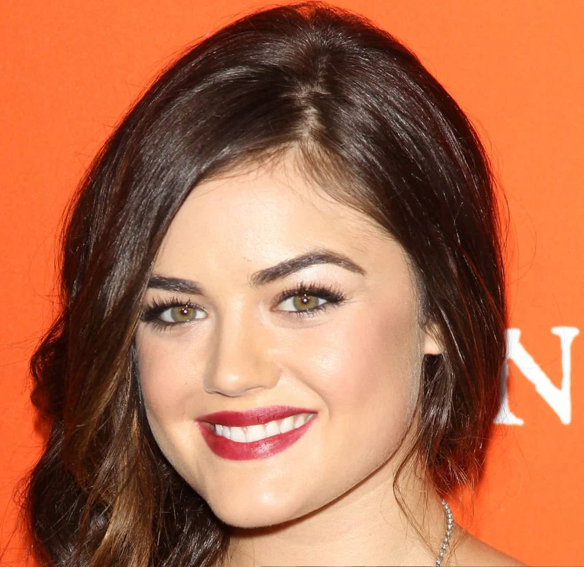 les dents de lucy hale en 2013