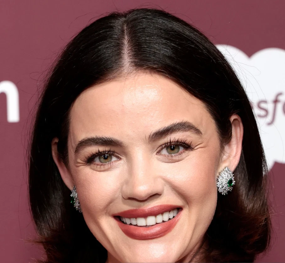 les dents de lucy hale en 2025