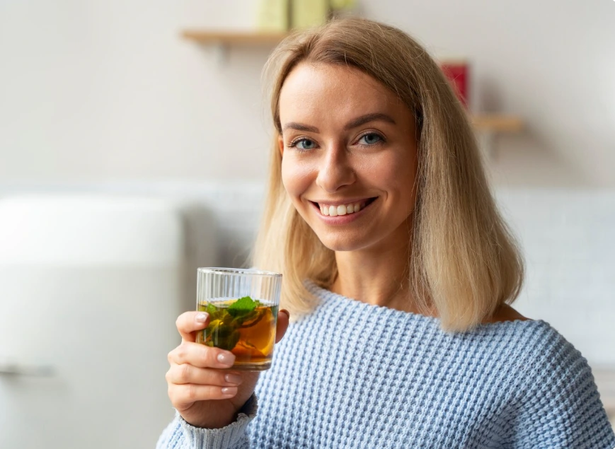 هل الشاي العشبي ضار بأسنانك