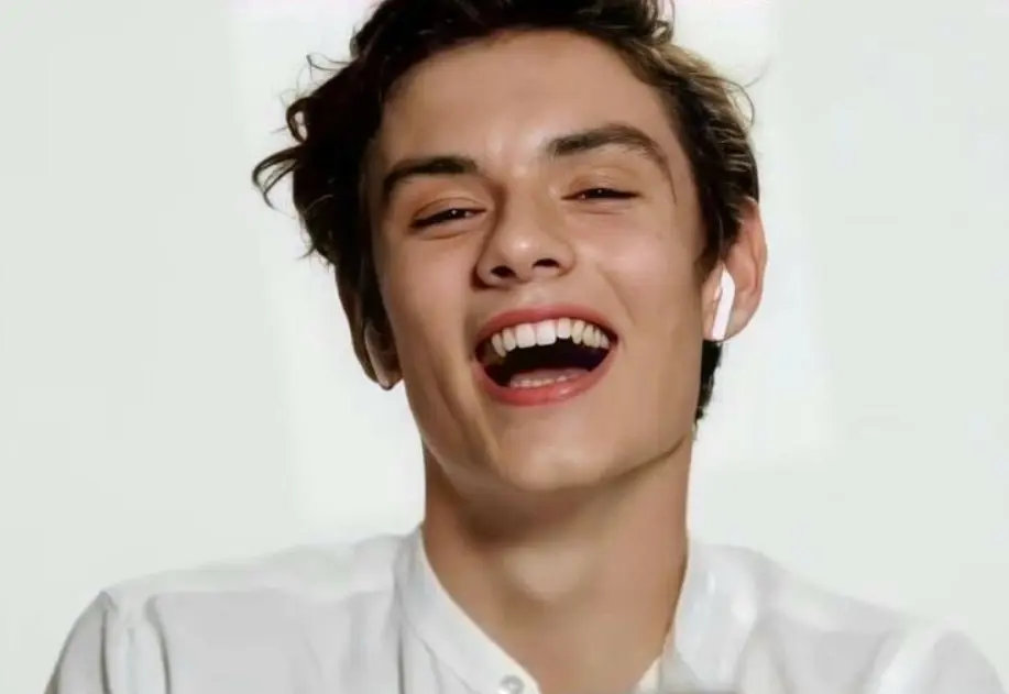 louis partridge teeth