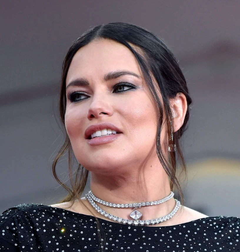 adriana lima tænder i 2023