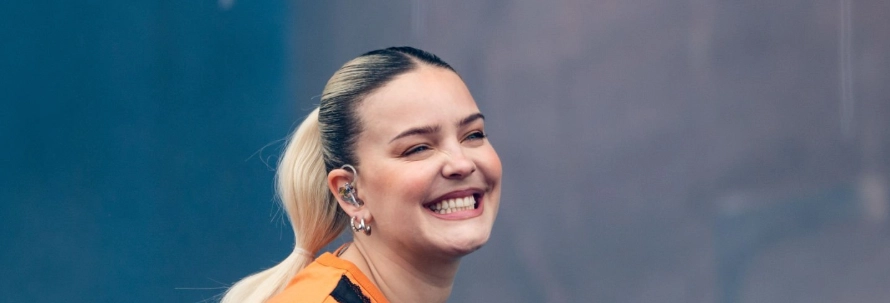 anne-marie-hollywood-smile