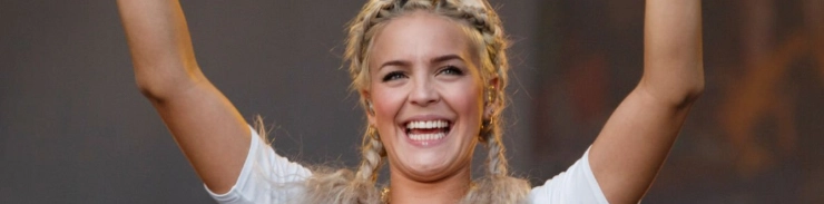 anne-marie-teeth-in-2014