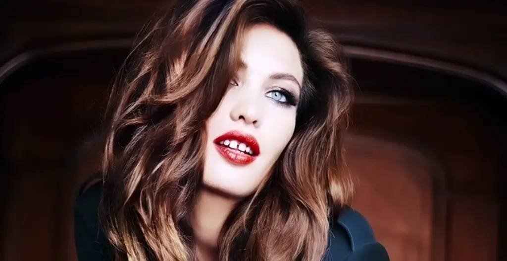 aomi-muyock-hollywood-smile