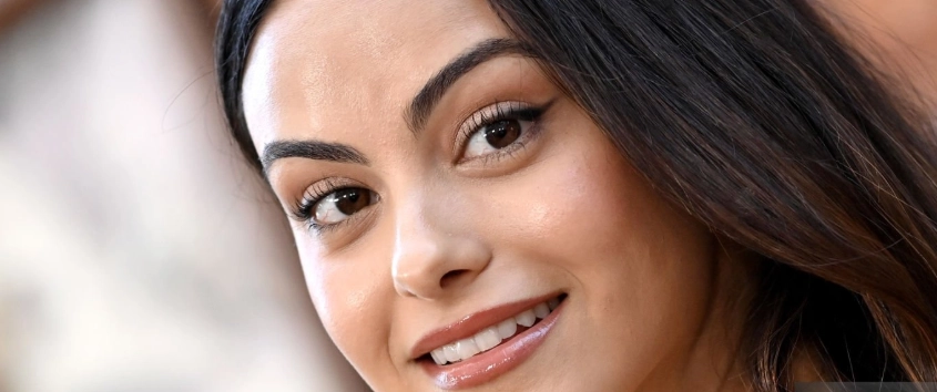 camila-mendes-hollywood-smaids