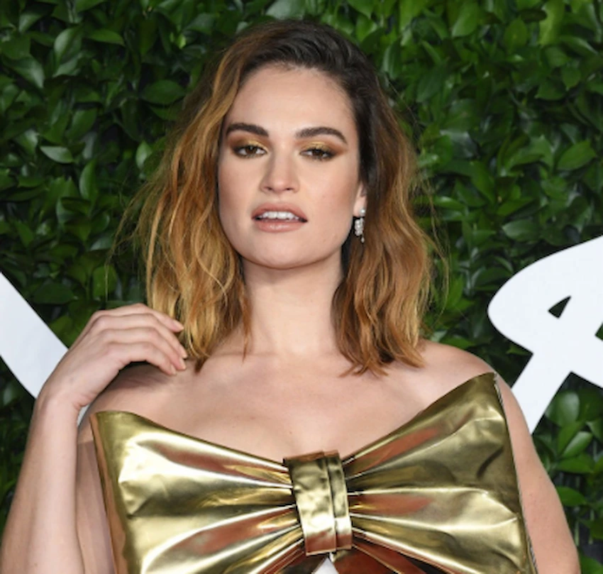 τα δόντια της Lily James 2019