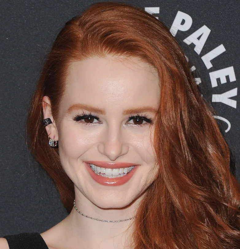 madelaine petsch hambad 2017