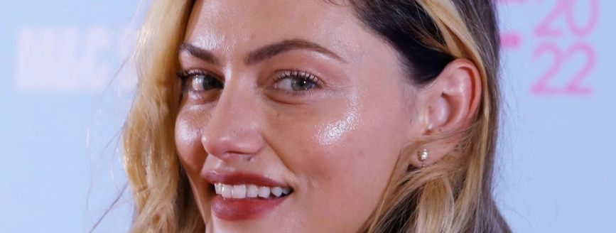 phoebe-tonkin-hollywood-smile