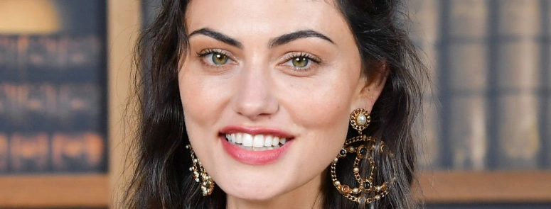 phoebe-tonkin-teeth-in-2020