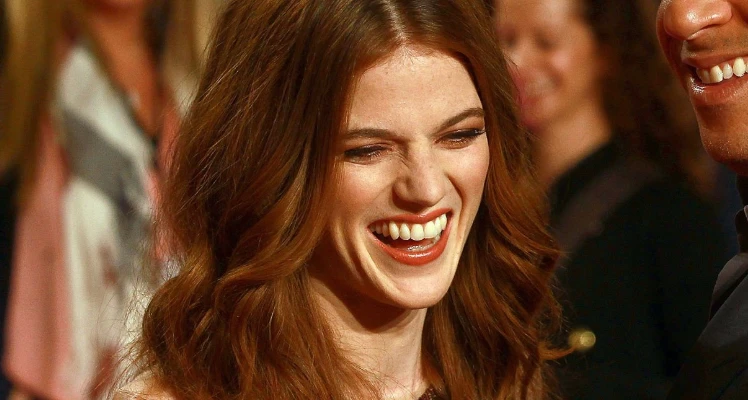 أسنان روز ليزلي في عام 2015