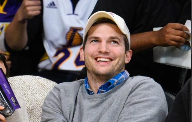 ashton-kutcher-teeth-in-2015