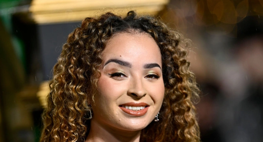 ella-eyre-hollywood-smile