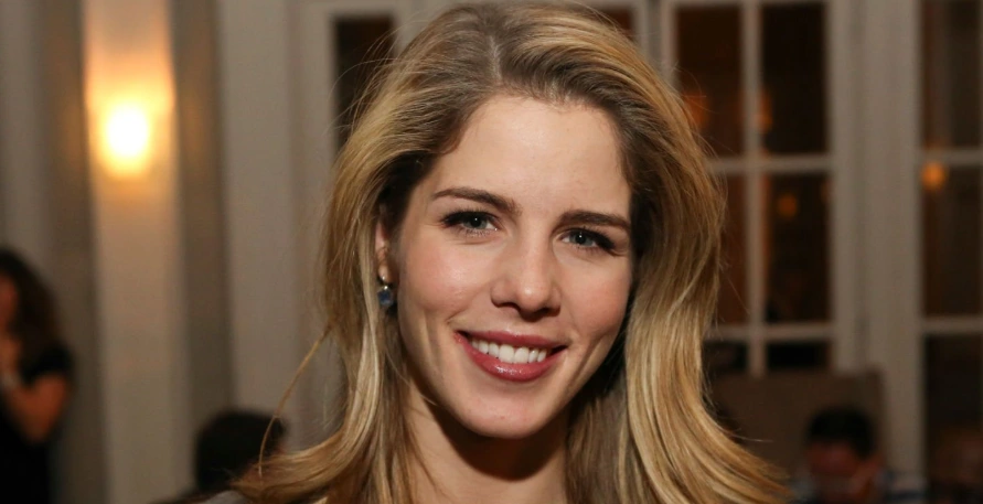 зъбите на Emily Bett Rickards: Холивудска усмивка