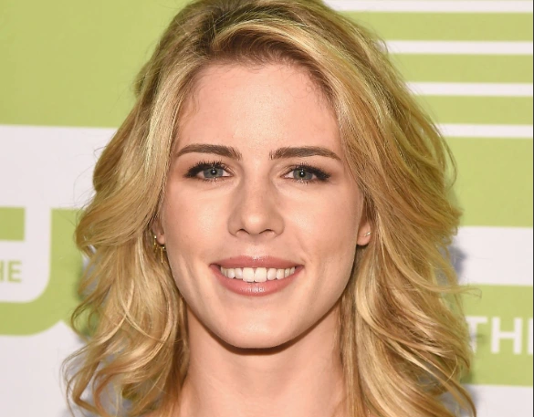 зъбите на Emily Bett Rickards през 2015