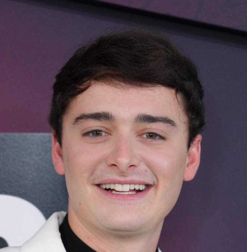 dientes de Noah Schnapp en 2023