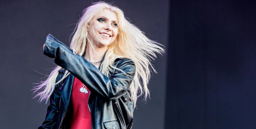 taylor-momsen-hollywood-smile