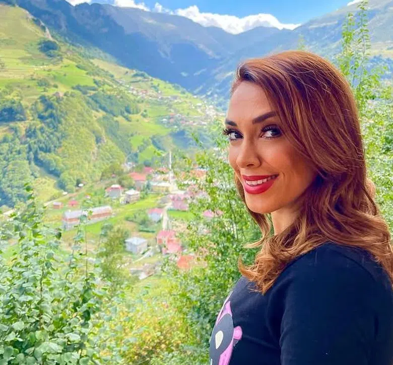 nueva sonrisa de Zuhal Topal